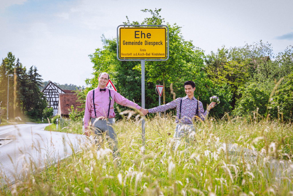 Ehepaar vor dem Ortsschild von Ehe (Diespeck)