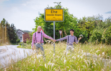 Ehepaar vor dem Ortsschild von Ehe in Diespeck